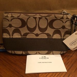 🔥NWT Coach small wristlet/wallet 🔥